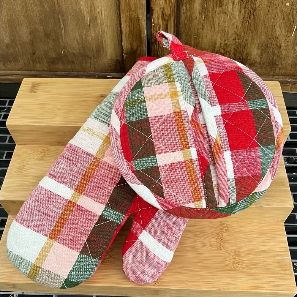 Threshold Oven Mitt & Potholder Set. - Picture 2 of 2